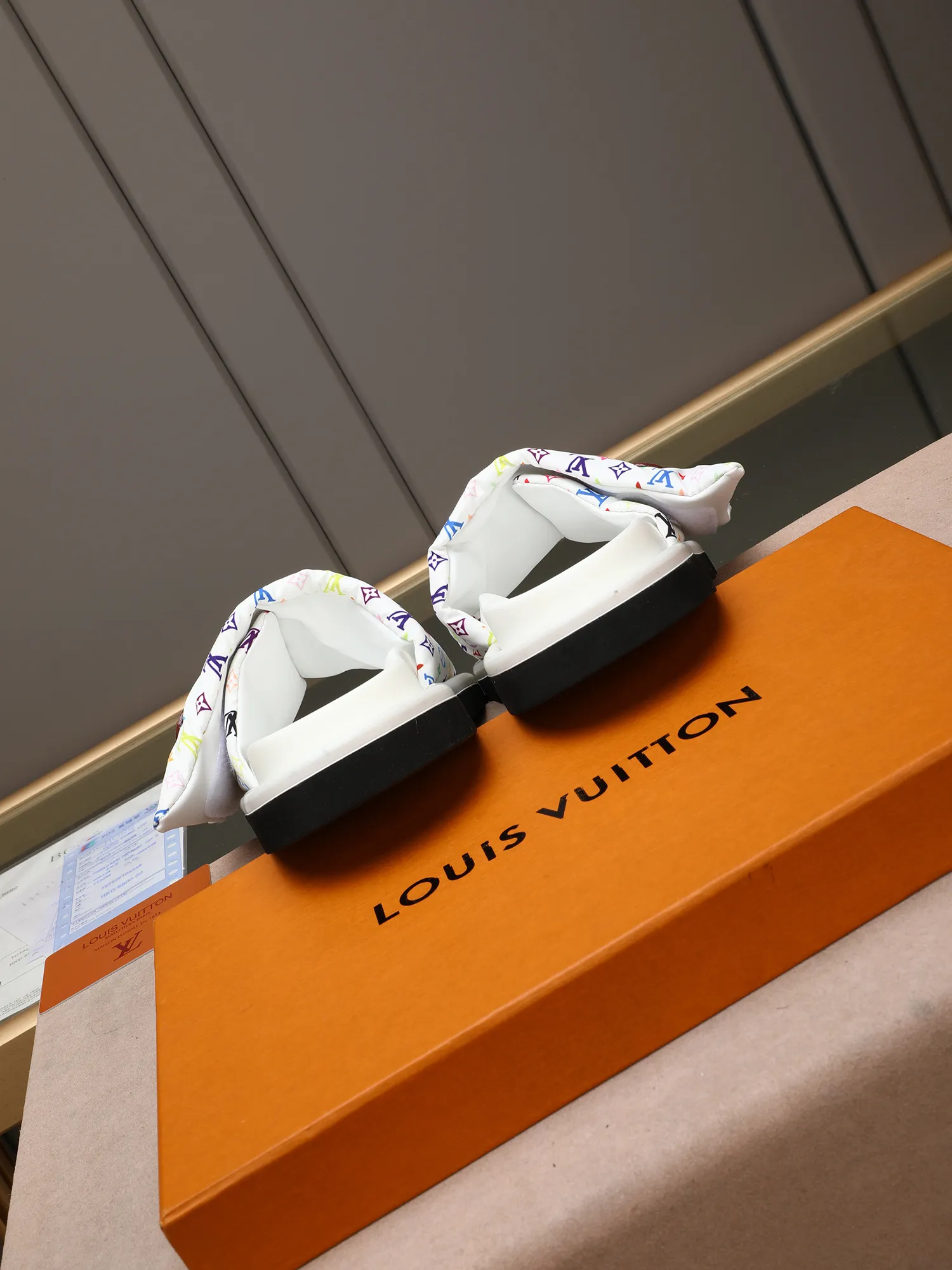 PP360 [LOUIS VUITTON] Louis Vuitton, LV printing, men's and women's slippers are on the market. The drawer box packaging comes with a cloth bag and a card. The upper pattern looks very soft and waxy, and it is a super versatile leg slimming tool. Fabric: imported denim/canvas/old fabric, LV hardware LOGO, official website pattern printing, comfortable to wear, feet: high-elastic PU water table. Sole: foam sole, heel height: about 5cm. Code number: 35-46, 35, 45, 46 are custom-made and non-returnable. Color: multiple colors and styles available.